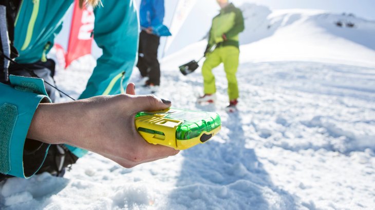 mb-Freeride-3 Wenn eine Lawine abgegangen ist: Punktortung mit dem LVS-Gerät.