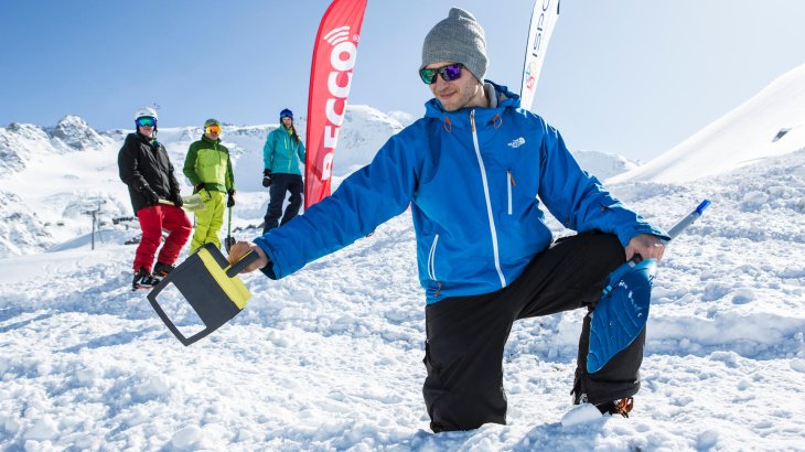 mb-Freeride-Kaunertal-4 Sämtliche Geräte wurden erprobt: Suche mit dem RECCO Detektor.