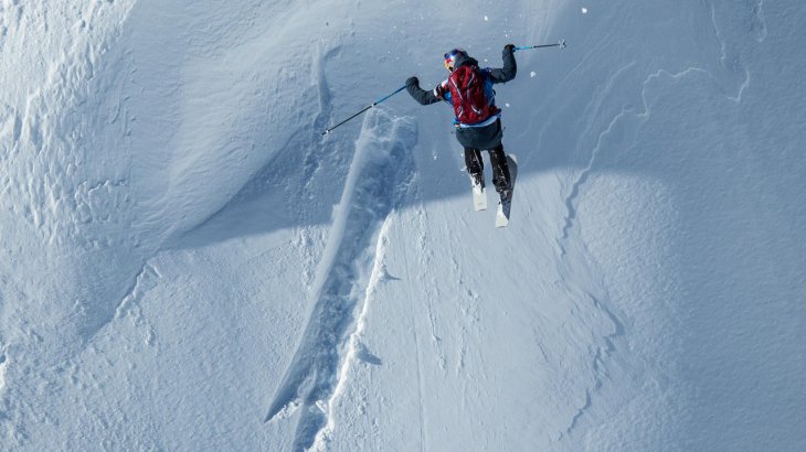 mb-Bene-Mayr-6 Manchmal verlieren die Athleten die Bodenhaftung: Bene Mayr springt den Hang in Chamonix hinab.