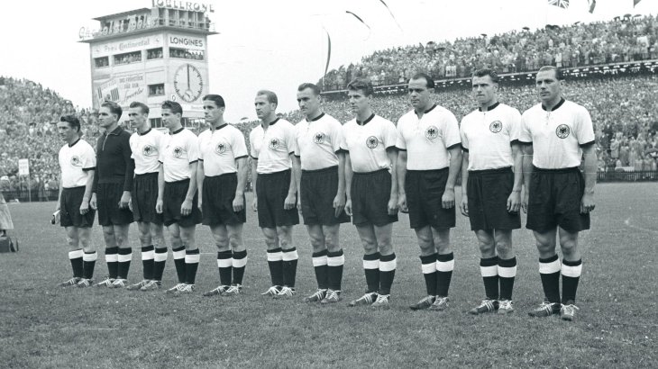 Die Helden von Bern präsentierten sich 1954 beim Gewinn des ersten Weltmeistertitels klassisch in schwarz-weißen Trikots. Damals wurde am Kragen noch brav geschnürt