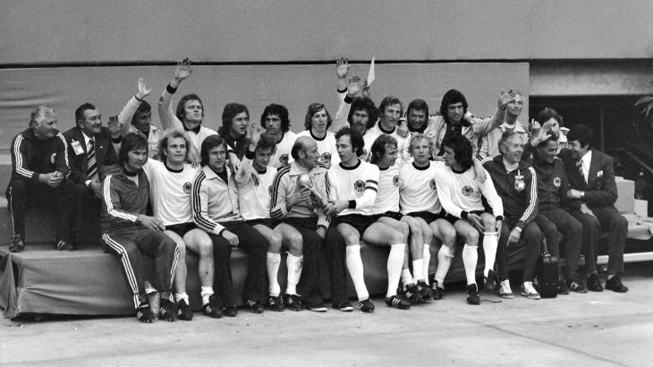 mb-Nationalmannschaftstrikot-2 Never change a winning team: Auch 1974 gewann die Mannschaft um Franz Beckenbauer (Mitte) die Weltmeisterschaft in den klassischen Deutschlandtrikots.