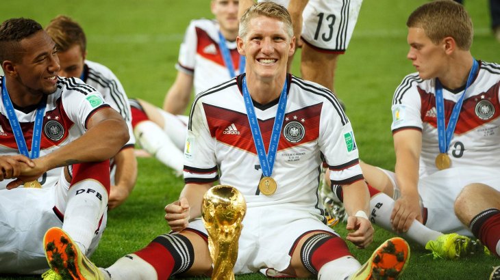 mb-Nationalmannschaftstrikot-7 Stilistisch reichte es vielleicht nicht zur Ikone, aber ein Weltmeistertitel wird immer damit verbunden sein. Das weiße Trikot der WM 2014 aus Brasilien ist das letzte Jersey mit drei Sternen für den DFB und Bastian Schweinsteiger...