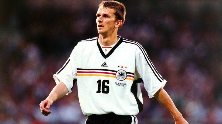 Eine Nummer zu groß: das Trikot und das Turnier. Als Europameister verabschiedete sich 1998 Didi Hamann, sein Brustring und die deutsche Mannschaft im WM-Viertelfinale in Frankreich gegen Kroatien aus dem Turnier. 