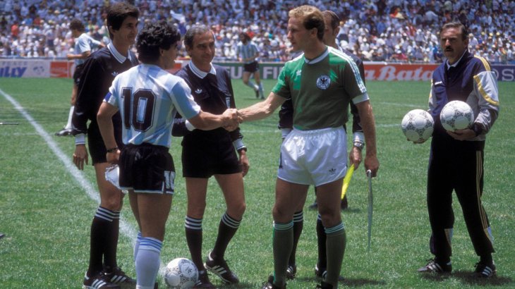 Mit grünen Trikots und weißen Hosen verlor Deutschland 1986 in Mexiko das Weltmeisterschaftsfinale gegen die Mannschaft aus Argentinien um Diego Maradona. 