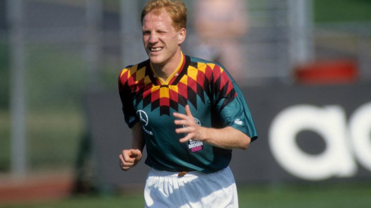 mb-Nationalmannschaftstrikot-15 Auch in Grün sah das Design nicht viel besser aus. Selbst Matthias Sammer konnte den Modeschnitzer 1994 mit seinem Spiel nicht übertünchen.