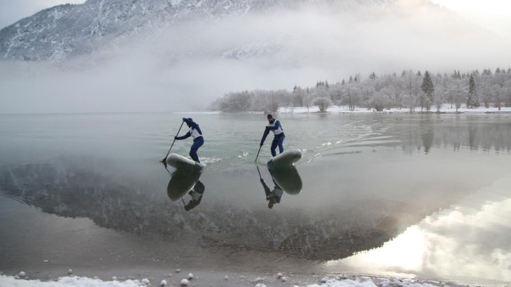 mb-sup_die_typen_wer_haette_es_gedacht_schoenes_bild_berg_im_hintergrund As the clouds break open the Stecher-Twins spontaneously take another spin on the lake