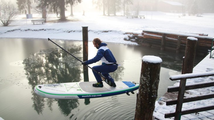 mb-sup_er_wieder_diesmal_in_der_hocke_aufm_brett_im_wasser Mario Stecher tests the first bombrop on the slightly frozen Heiterwanger See