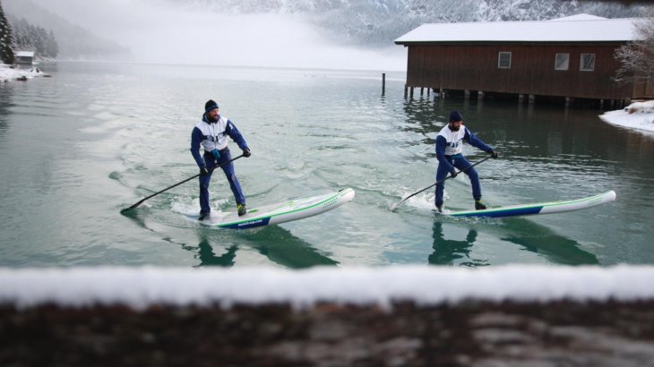 mb-sup_wieder_beide_typen_durch_bretter_fotographiert The board. The Stecher-Twins pose for the photo shooting