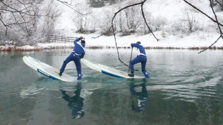 mb-sup_zwei_typen_auf_brettern_hochkant The Stecher-Twins doing a synchronous turn