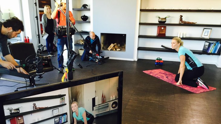 mb-Riesch-Fitnessprogramm Maria im Mittelpunkt: So sah das Set beim Shooting für ihre Modekollektion bei Otto.de aus.