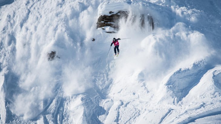 mb-FWT-1 In Haines Alaska stürzen sich die Teilnehmer der Freeride World Tour 654 Höhenmeter, bei einer Steigung von 45 Grad, in die Tiefe.