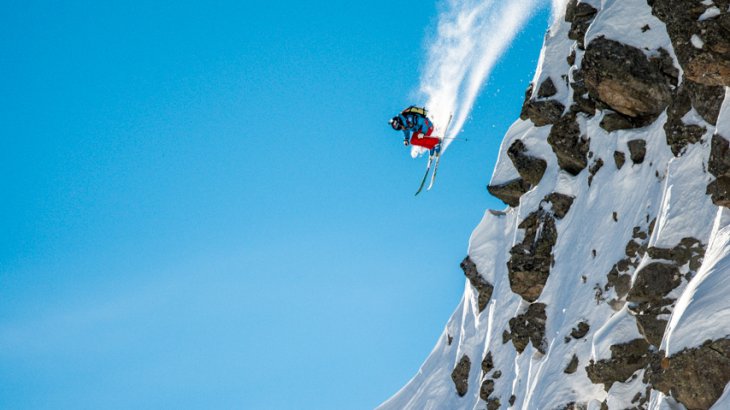 mb-FWT-4 Wille Lindberg aus Schweden ist für seine waghalsigen Sprünge bei der Freeride World Tour bekannt. Hier stürzt er sich in Charmonix metertief in den Abgrund.
