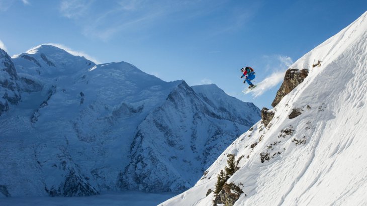 mb-FWT-6 Die Teilnehmer der Tour gehen vor jedem Run ihre Route im Kopf durch. Was einen im Steilhang erwartet, ist jedoch selten zu 100% planbar. Oft müssen riskante Sprünge, wie hier von Ivan Malakhov aus Russland, spontan genommen werden.