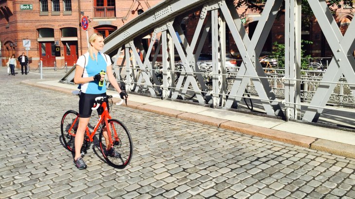 mb-en-Riesch-Mode-Foto Two wheels or two skies, Maria doesn't care: For Otto.de she present the new fashion line.
