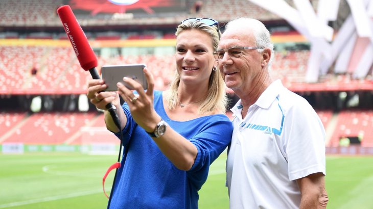 mb-en-Riesch-Beckenbauer-Audi Fans and friends: Maria Höfl-Riesch with Franz Beckenbauer and the FC Bayern on the road in China for the Audi Football Summer Tour 2015, a promotion tour of the football club. Maria's husband Marcus Höfl advises Bayern's honorary president Beckenbauer.