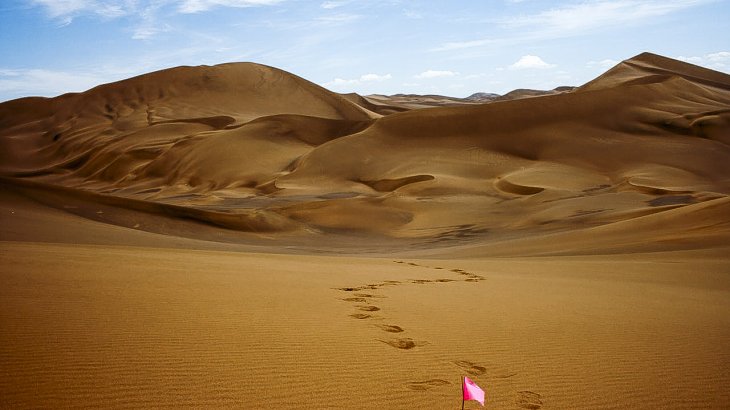 mb-160413-Gobi March 2011-7585 Die Strecken werden mit Markierungen versehen, circa alle 10 Kilometer gibt es einen Checkpoint für die Läufer