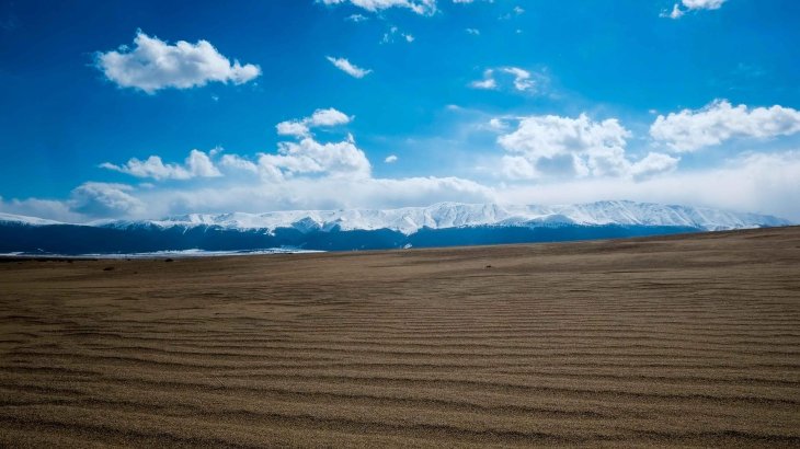 mb-160413-Gobi March 2015-4 Was ist besser? Bei fast 50 Grad in der Wüste schmoren, oder in den eisigen Bergen gegen die Kälte kämpfen. Die Teilnehmer des Gobi March müssen beiden bewältigen