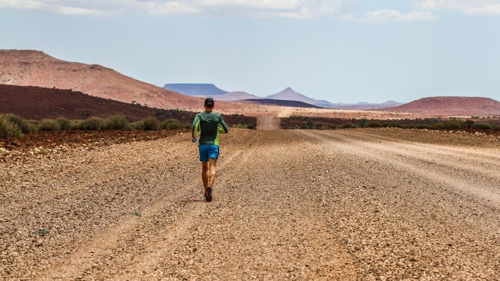 mb-160414-Namibia9973Judy NG Auch hier erwarten die Teilnehmer extreme Bedingungen, atemberaubende Landschaften und 250 km Kampf mit dem eigenen Körper