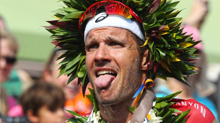 mb-Jan-Frodeno-Krone Der König von Hawaii: Der deutsche Triathlet Jan Frodeno verteidigte 2016 den Weltmeister-Titel und wird direkt nach dem Zieleinlauf zum Sieger gekrönt.