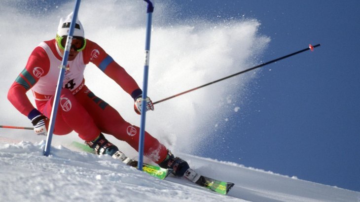 mb-giradelli-1 At the olympic Games Marc Giradelli never wins a gold medal. In 1992 Marc wins the silver medal in the Super-G and giant slalom.