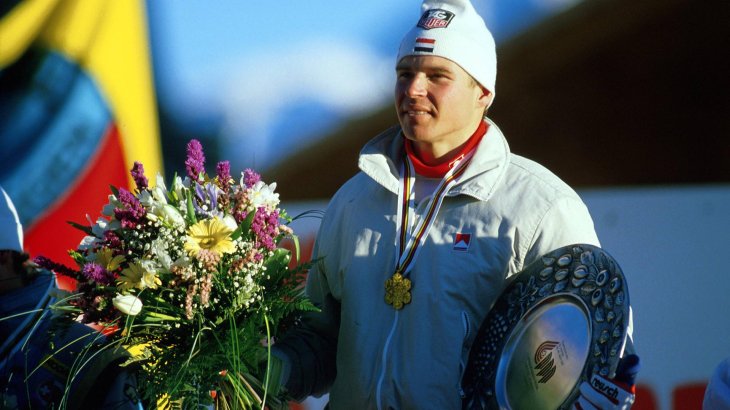 mb-giradelli-2 Insgesamt gewinnt der für Luxemburg startende Österreicher vier mal Gold bei Weltmeisterschaften. Im Wintersportort Crans-Montana in der Schweiz 1887, schneidet Marc Giradelli am erfolgreichsten ab. Er gewinnt die Kombination und wird im Super-G sowie im Riesenslalom Zweiter.