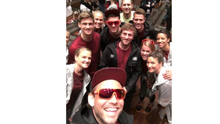 mb-Fuerste-Selfie Einer der deutschen Hockey-Stars schlechthin beim Selfie mit den Kollegen: Moritz Fürste (vorne) bei der Einkleidung der Olympiamannschaft.