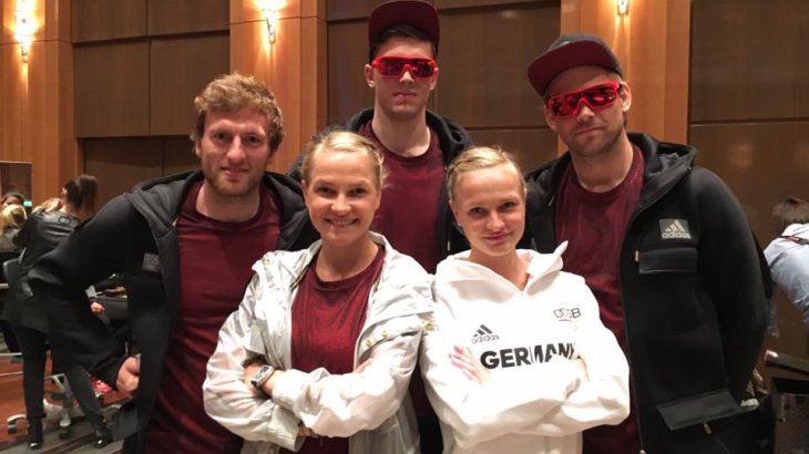 mb-Gruppenbild-Oly-Einkleidung Wir sind die coolsten: Die Leichtathletinnen Lisa und Anna Hahner (vorne v.l.) und Hockeyspieler Jan Philipp Rabente, Handballer Christian Dissinger sowie Hockey-Star Moritz Fürste.