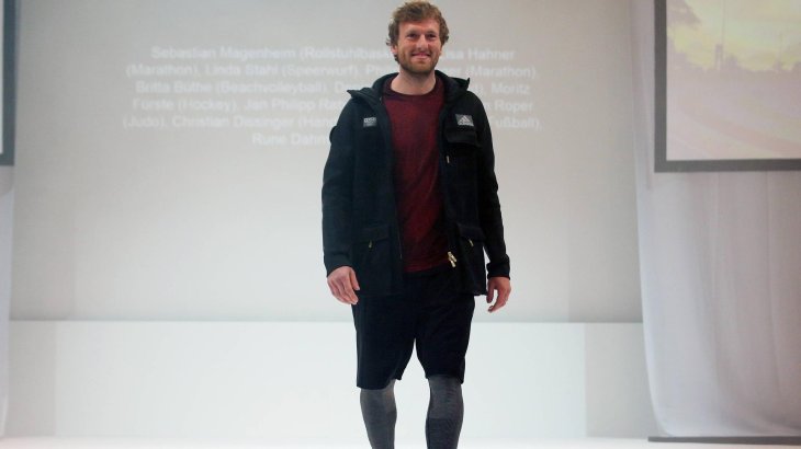 mb-Rabente-in-Leggings Ist das noch modisch, oder doch fehl am Platz? Jan Philipp Rabente im Outfit für die Eröffnungsfeier in bunten Schuhen und Leggings unter der kurzen Hose.