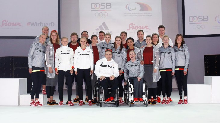 mb-Gruppenbild-Einkleidung-DOSB Hoffentlich kommt bei den Olympischen Spielen mehr Gold als Silber ins Spiel: In diesem Outfit wird die deutsche Mannschaft bei Olympia 2016 zu sehen sein.