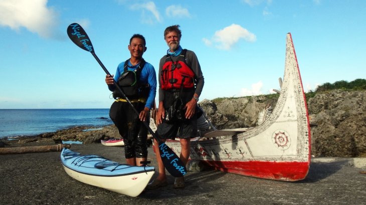 mb-160503-Kayak Nigel Foster (r.) auf Orchid Island bei Taiwan