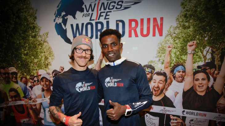 mb-FNS-8 Florian Neuschwander und Lemawork Ketema beim WingsforLife World Run 2015.