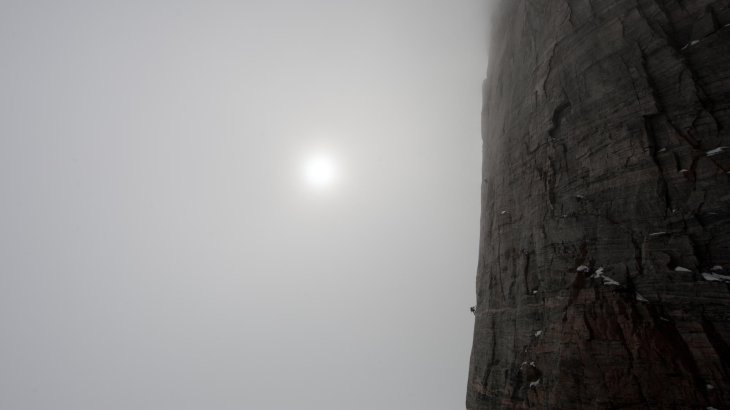 mb-BaffinIsland-2 Kaum zu erkennen: Stefan Glowacz und Robert Jasper auf dem Weg nach oben an der Steilwand.