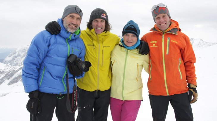 mb-BaffinIsland-4 Klaus Fengler (li), Stefan Glowacz, ISPO.com Autorin Johanna Stöckl und Robert Jasper zusammen auf der Zugspitze.