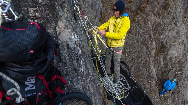 mb-BaffinIsland-5 Stefan Glowacz testet die Schlafplattform in der Felswand Chamonix.