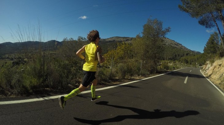 Florian Neuschwander beim Laufen in Südafrika Ultraläufer Florian Neuschwander beim Laufen auf einer Straße in Südafrika