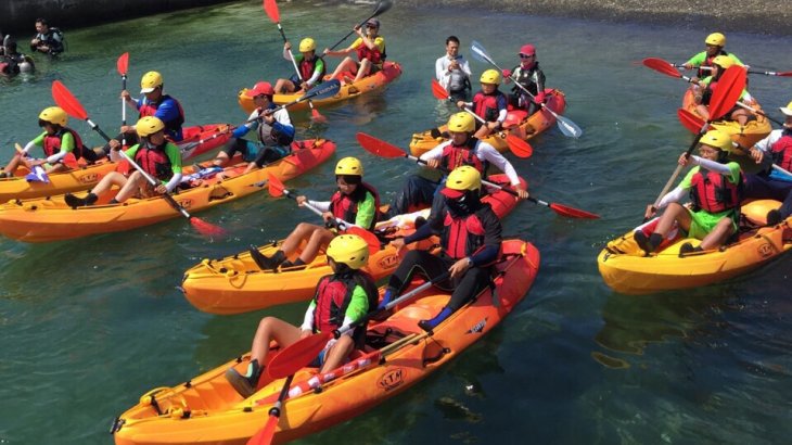 mb-160503-2016-04-28 092547-2 Nigel Foster teaches a course for children on Green Island close to Taiwan.
