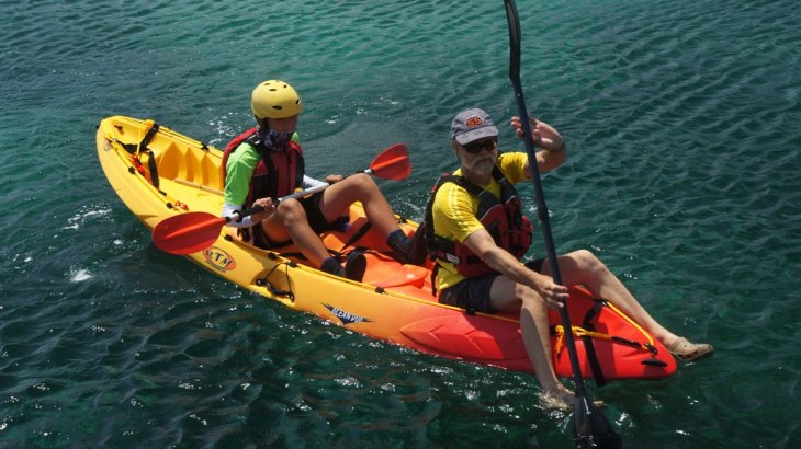 mb-160503-2015-06-04 071541 Nigel Foster with a schoolkid on Green Island near Taiwan.