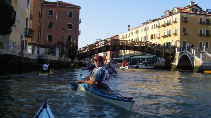 mb-160503-IMGP7611 Nigel Foster with a group of students in Venice.