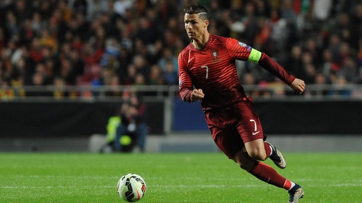 mb-fussballer-gehalt-1 Cristiano Ronaldo ist nicht nur der Topverdiener unter den EM-Spielern, sondern auch der bestbezahlte Sportler der Welt: Sein jährliches Einkommen soll 88 Millionen US-Dollar betragen. Allein sein Nike-Deal soll ihm 13 Mio. bringen.