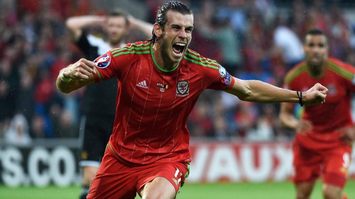 mb-fussballer-gehalt-2 Gareth Bale belegt immerhin Platz drei. Er hat großen Anteil daran, dass Wales im EM-Halbfinale steht und kommt auf rund 35,9 Mio. Dollar pro Jahr.