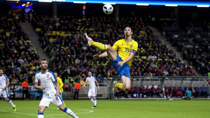 mb-fussballer-gehalt-4 Auf Platz zwei: Zlatan Ibrahimovic. Mit Schweden konnte er nichts reißen, sein Gesamteinkommen ist mit 37,4 Mio. Dollar dafür mehr als beachtlich.