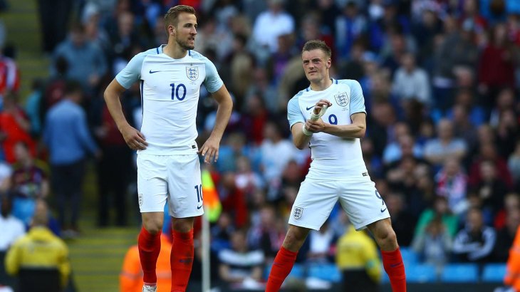 mb-EM-Trikot-2 Englands Stürmer Harry Kane (l.) und Jamie Vardy gehen in klassisch weißen Trikots von Nike auf Torejagd.