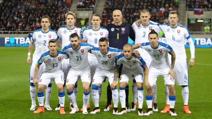 mb-EM-Trikot-12 Das slowakische Team um Marek Hamsik vom SSC Neapel und Kapitän Martin Skrtel vom FC Liverpool wird von Puma ausgestattet. In der Qualifikation wurden sie in ihrer Gruppe hinter Spanien und vor der Ukraine Zweiter.