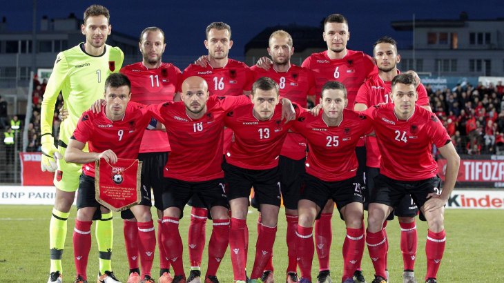 mb-EM-Trikot-13 Voller Fokus auf die EM: Albanien und Ausstatter Macron haben ein Trikot mit Stehkragen entworfen.