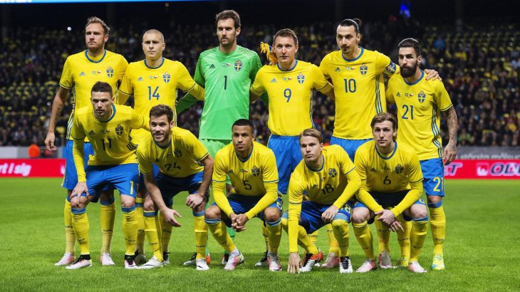 mb-EM-Trikot-20 Zlatan Ibrahimovic und sein Team aus Schweden laufen in klassischen gelb-blauen Trikots von Adidas auf.