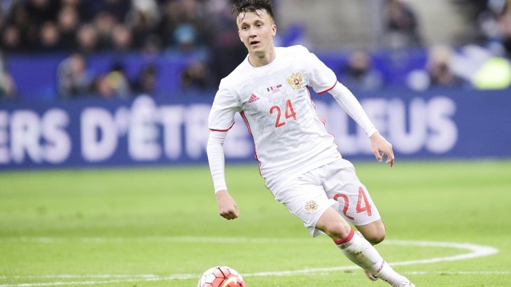 mb-Russland-Trikot-weiss-Adler Immerhin ein grafischer Ansatz auf dem zweiten Trikot der russischen Nationalmannschaft.