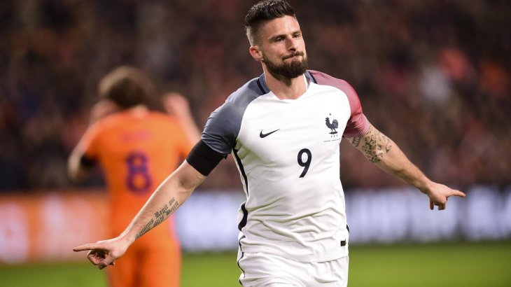 mb-Frankreich-EM-Trikot Nike hat den Franzosen auch weiße Trikots mit farbiger Schulterpartie kreiert.