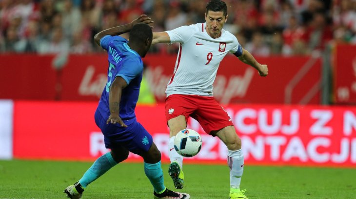 mb-Polen-EM-Trikot Die Nike-Trikots bleiben minimalistisch: Polens Robert Lewandowski in Weiß-Rot mit einer leichten Musterung am Bauch.