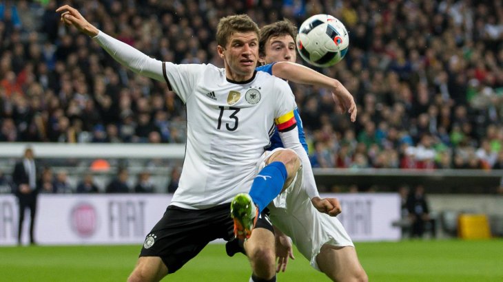 mb-Trikot-Deutschland Ganz schlicht gehalten ist das Heim-Set der deutschen Nationalmannschaft: Thomas Müller und Co. wollen darin den EM-Titel feiern.