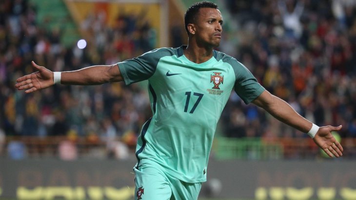 mb-Portugal-EM-Trikot Die Portugiesen trauen sich was: Nani feiert in knalligem Mint.